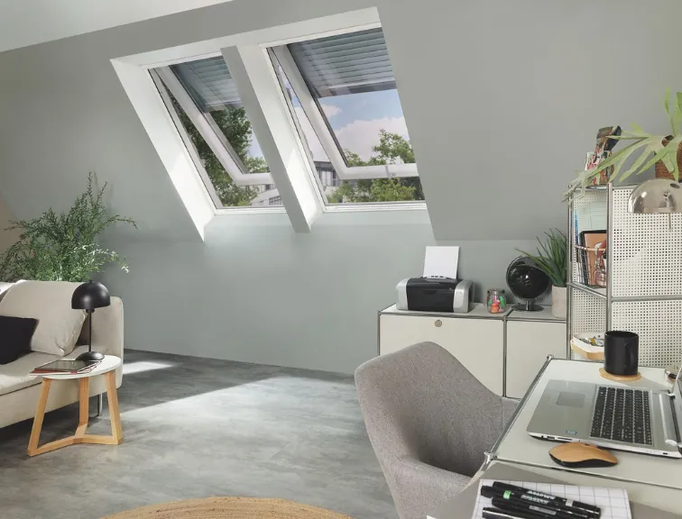 Homeoffice unter zwei Roto-Dachfenstern mit Rollläden