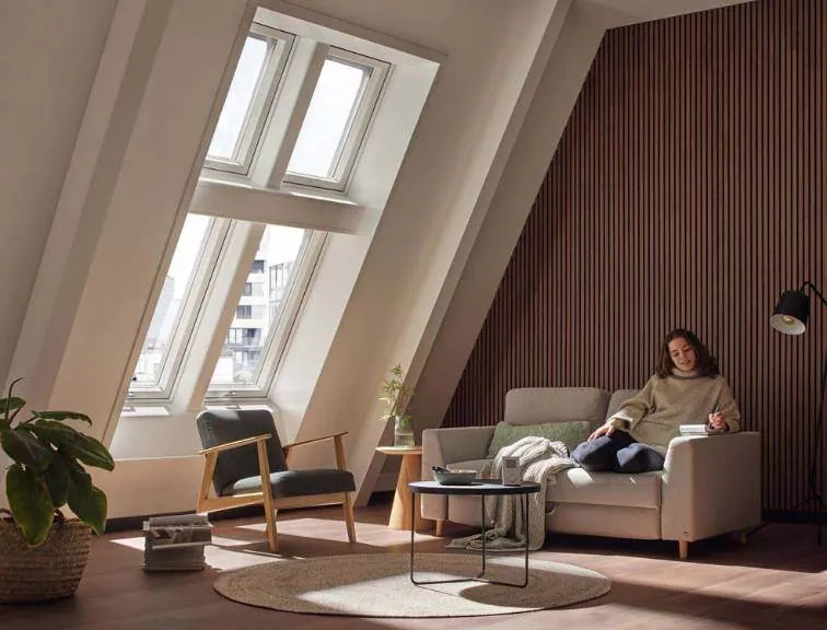Wohnzimmer mit vier kombinierten Roto-Dachfenstern